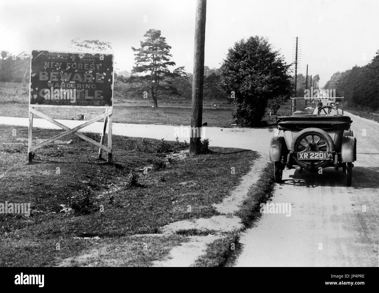 Morris Cowley, Mitte der 20er Jahre. Verkehrszeichen in New Forest bei Ashurst Blick in Lyndhurst Stockfoto