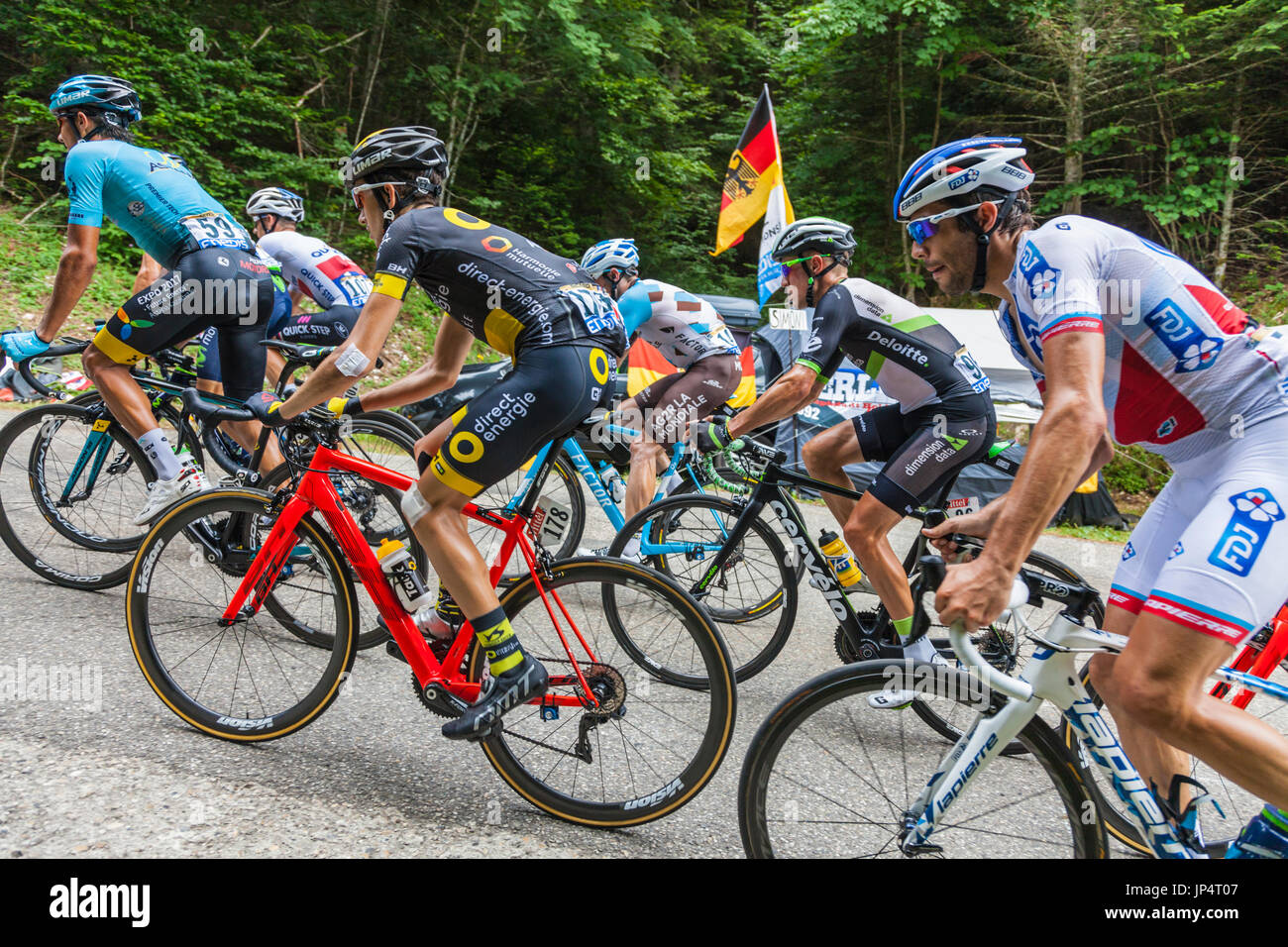 Mont du Chat, Frankreich - 9. Juli 2017: Detailbild einer Gruppe von Radfahrern im Hauptfeld klettern die Straße am Mont du Chat während der Phase 9 Tour d Stockfoto