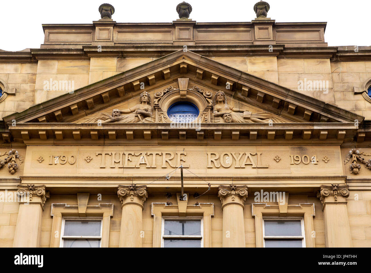 Fassade des Theatre Royal in Halifax, England. Die Steinfassade des Edwardian Gebäude stammt aus dem Jahre 1904. Stockfoto