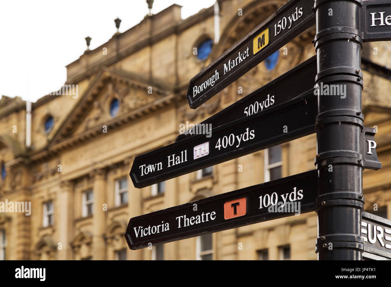 Ein Schild weist zu touristischen Attraktionen und Sehenswertes in Halifax, England. Viktorianische Theater und das Rathaus zählen zu den Sehenswürdigkeiten von interes Stockfoto