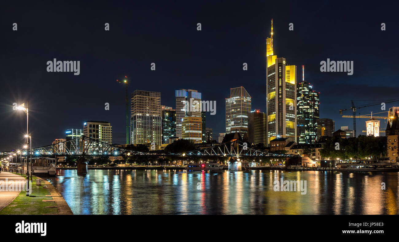 Blick über den Main der CBD in Frankfurt Am Main in Deutschland Stockfoto