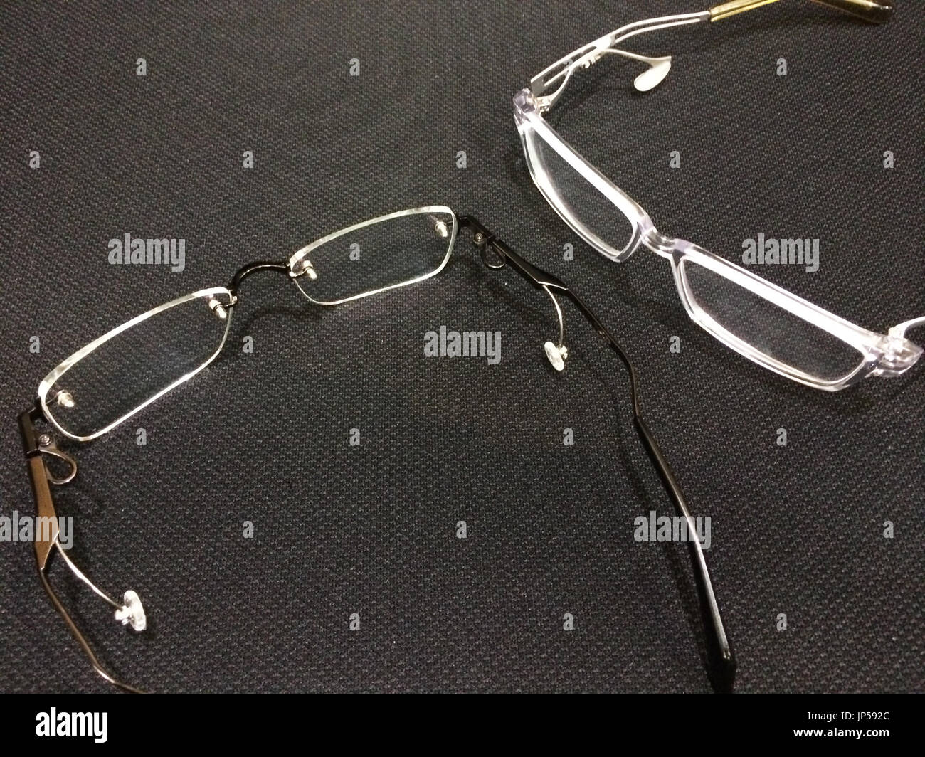 TOKYO, Japan - Brillen ohne Nasenpads, gemacht vom japanischen optischen  Rahmen Maker Brücke Corp. in der Präfektur Fukui, Zentraljapan, erscheinen  am 16. Oktober 2014. Die neuartige Frames, die besondere Unterstützung  Anlagen an
