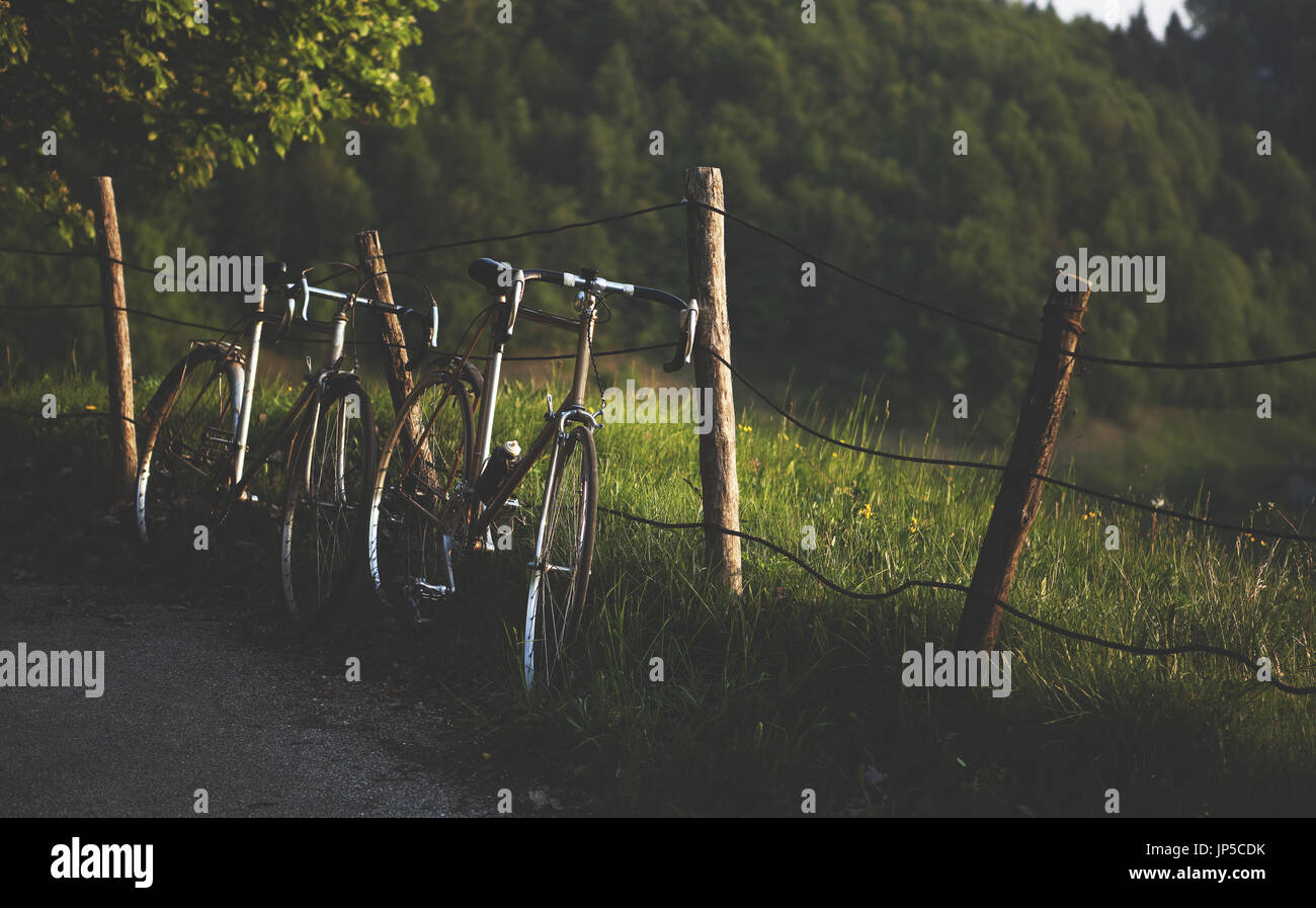 Zwei Fahrräder gelehnt eine wackelige Zaun auf dem Lande. Stockfoto
