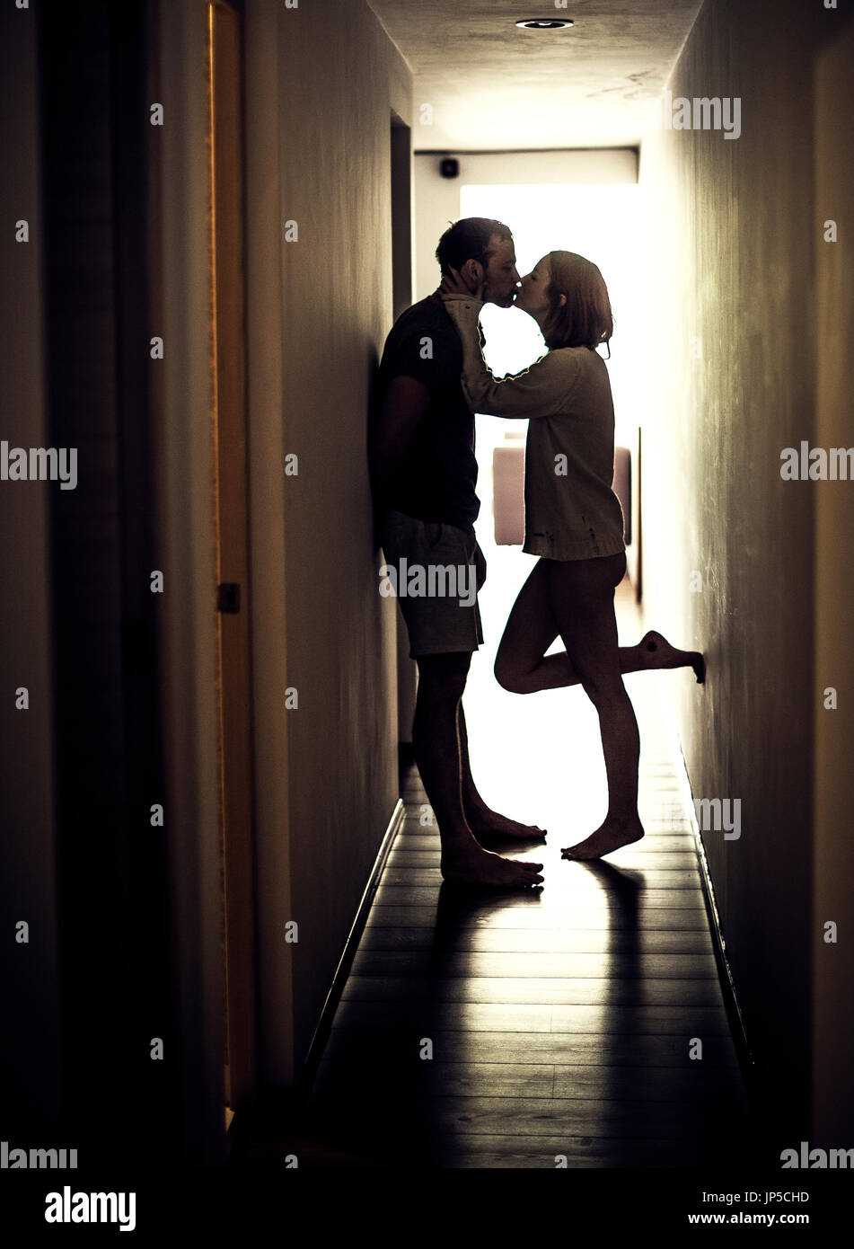 Ein paar küssen in einem Korridor. Stockfoto