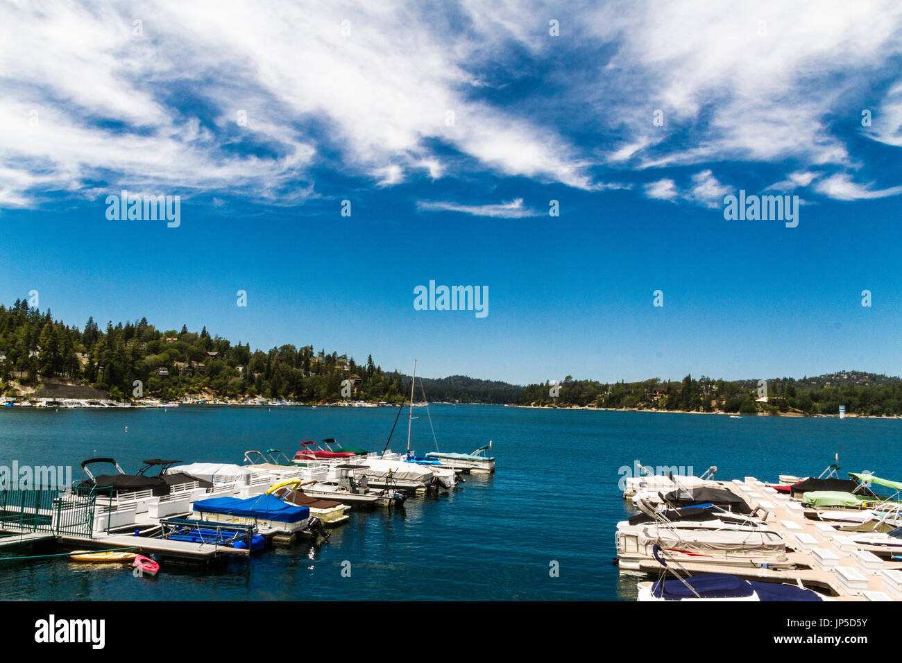 Eine kleine Marina am Lake Arrowhead California USA Stockfoto