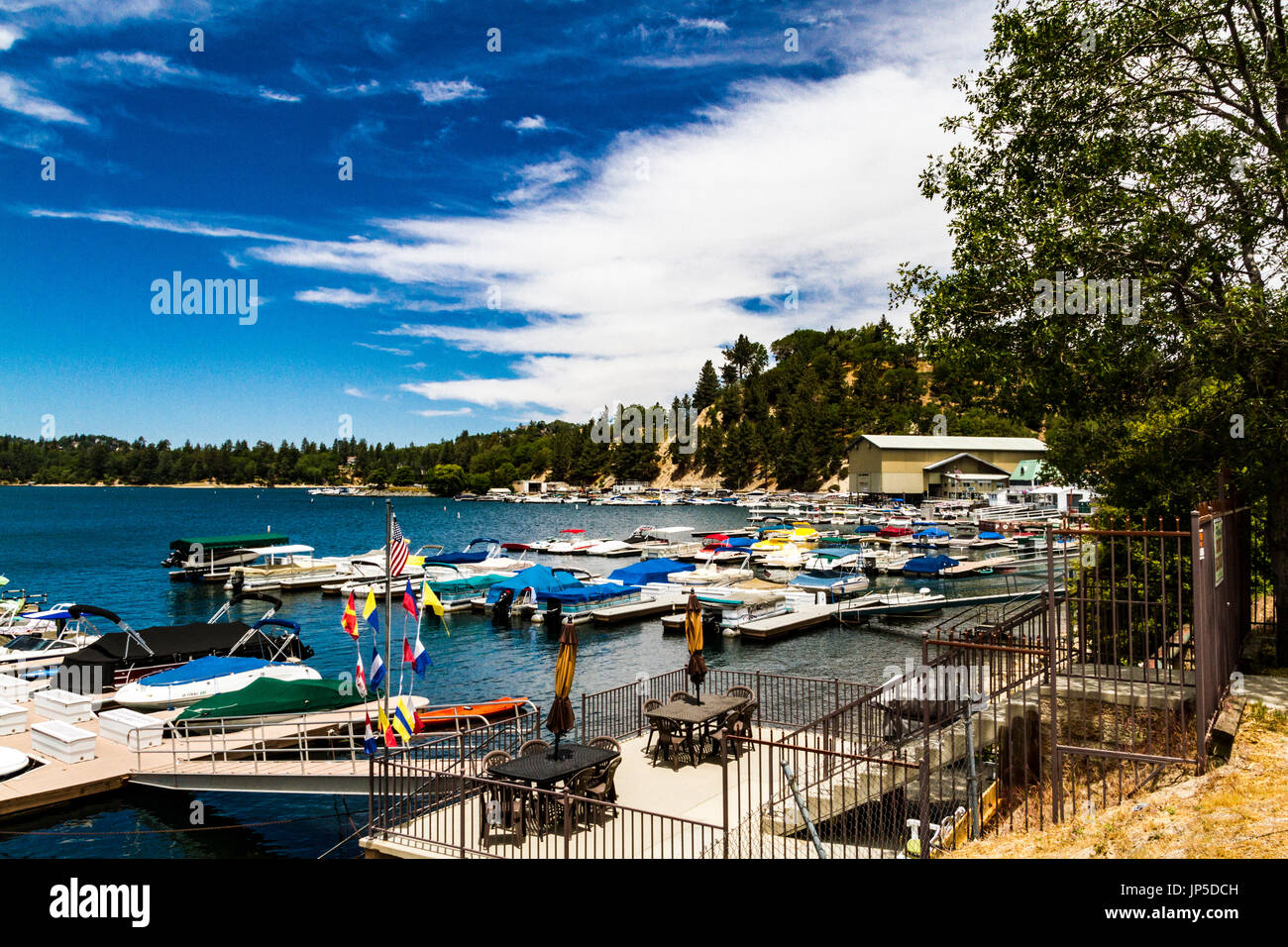 Eine kleine Marina am Lake Arrowhead California USA Stockfoto
