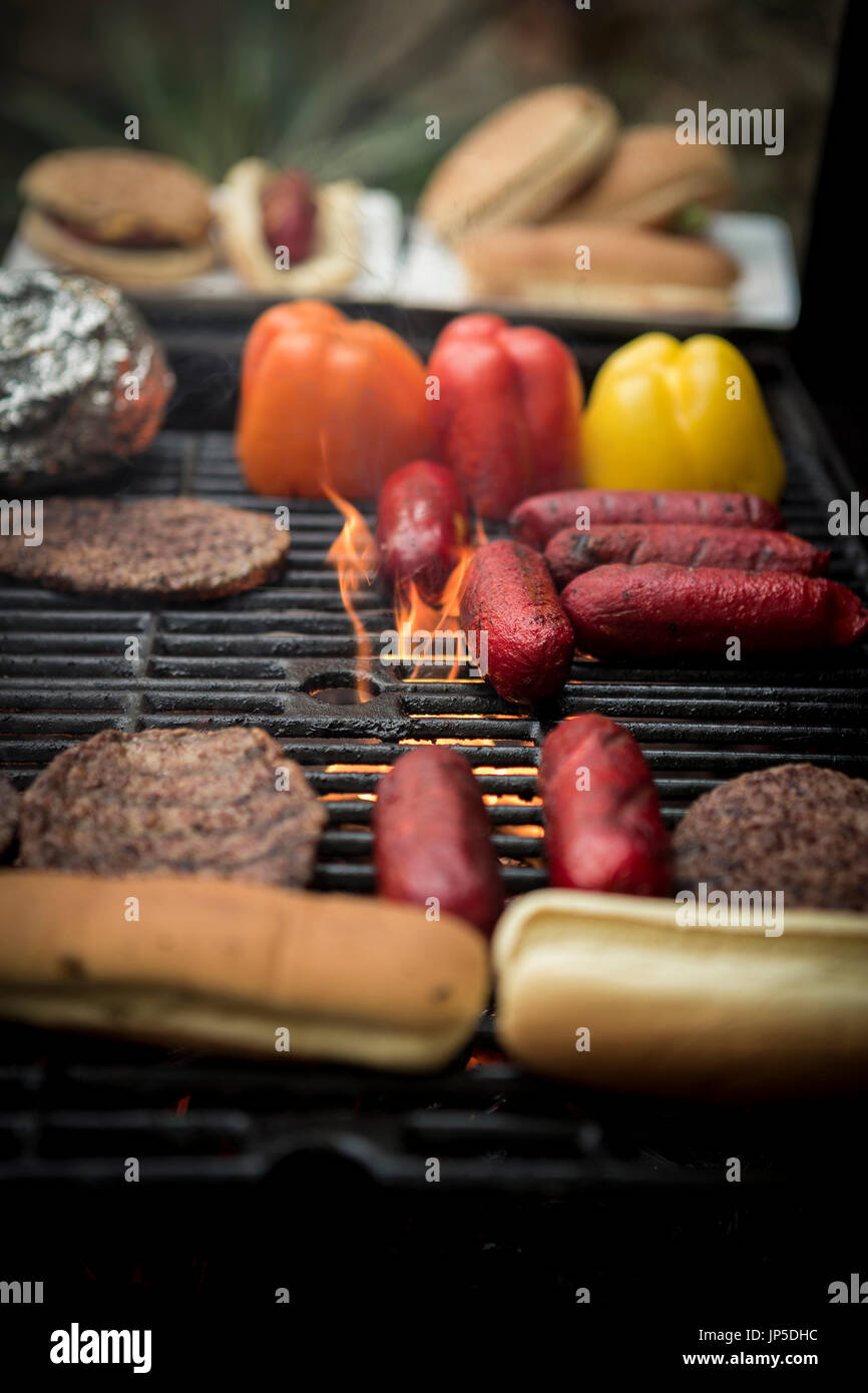 Essen in die Flammen Grill Grillen. Stockfoto