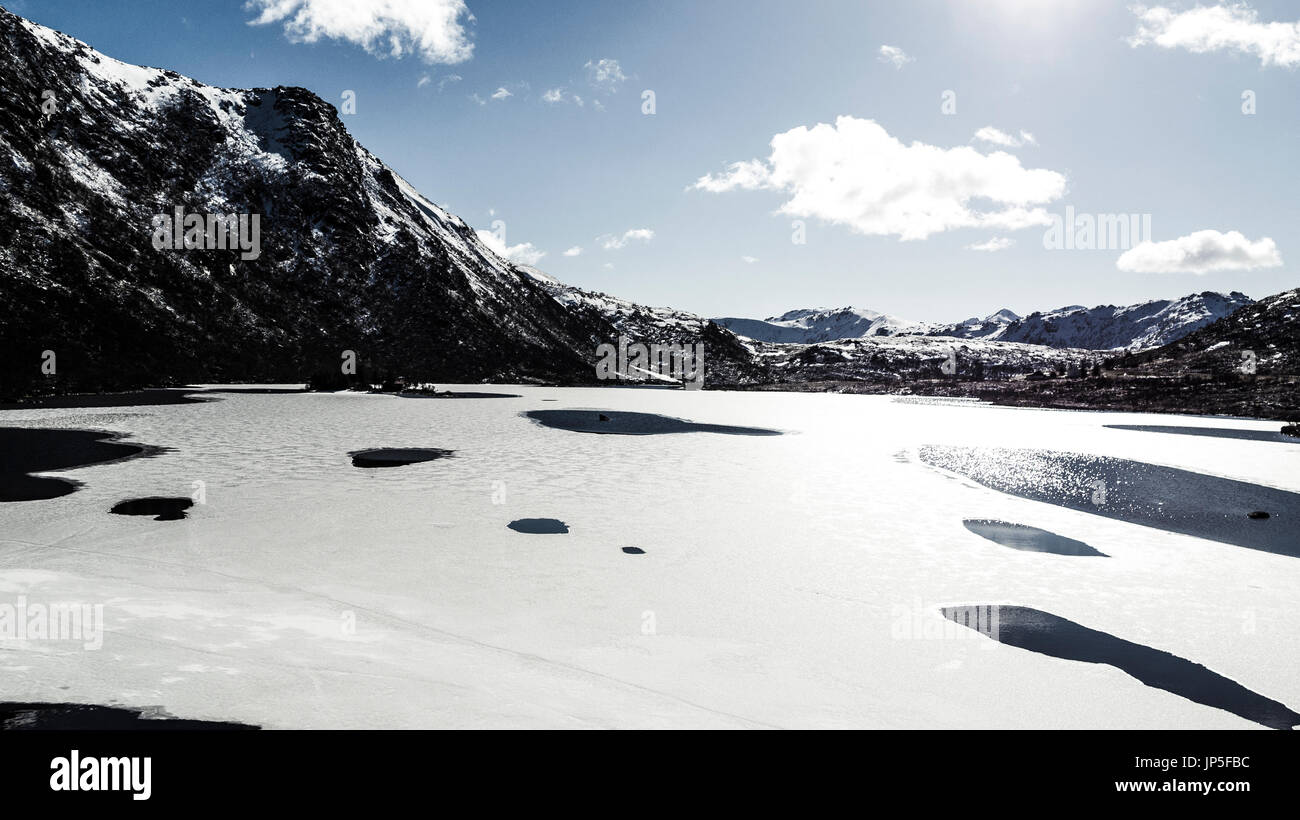 Luftbild von Eisschollen und Berge in Lofoten Inseln, Norwegen. Stockfoto