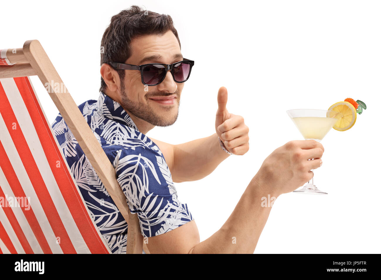 Touristen mit einem cocktail im Liegestuhl sitzen und einen Daumen ausmachenden Geste isolierten auf weißen Hintergrund Stockfoto