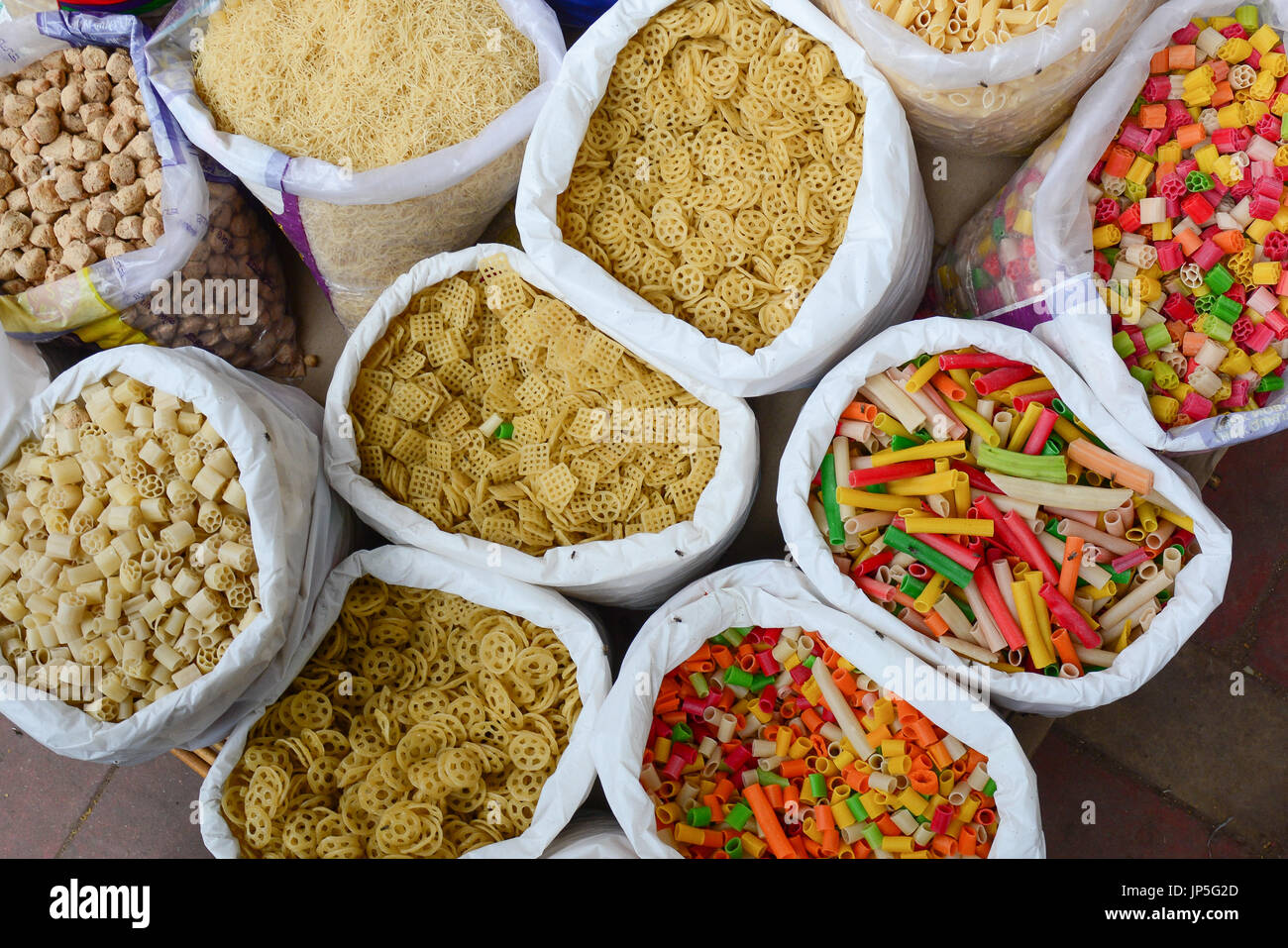 Verkauf von getrockneten Nudeln und Lebensmittel im Chandni Chowk Markt in Alt-Delhi, Indien. Chandni Chowk (Moonlight Square) ist eines der ältesten und am meisten besuchten mar Stockfoto