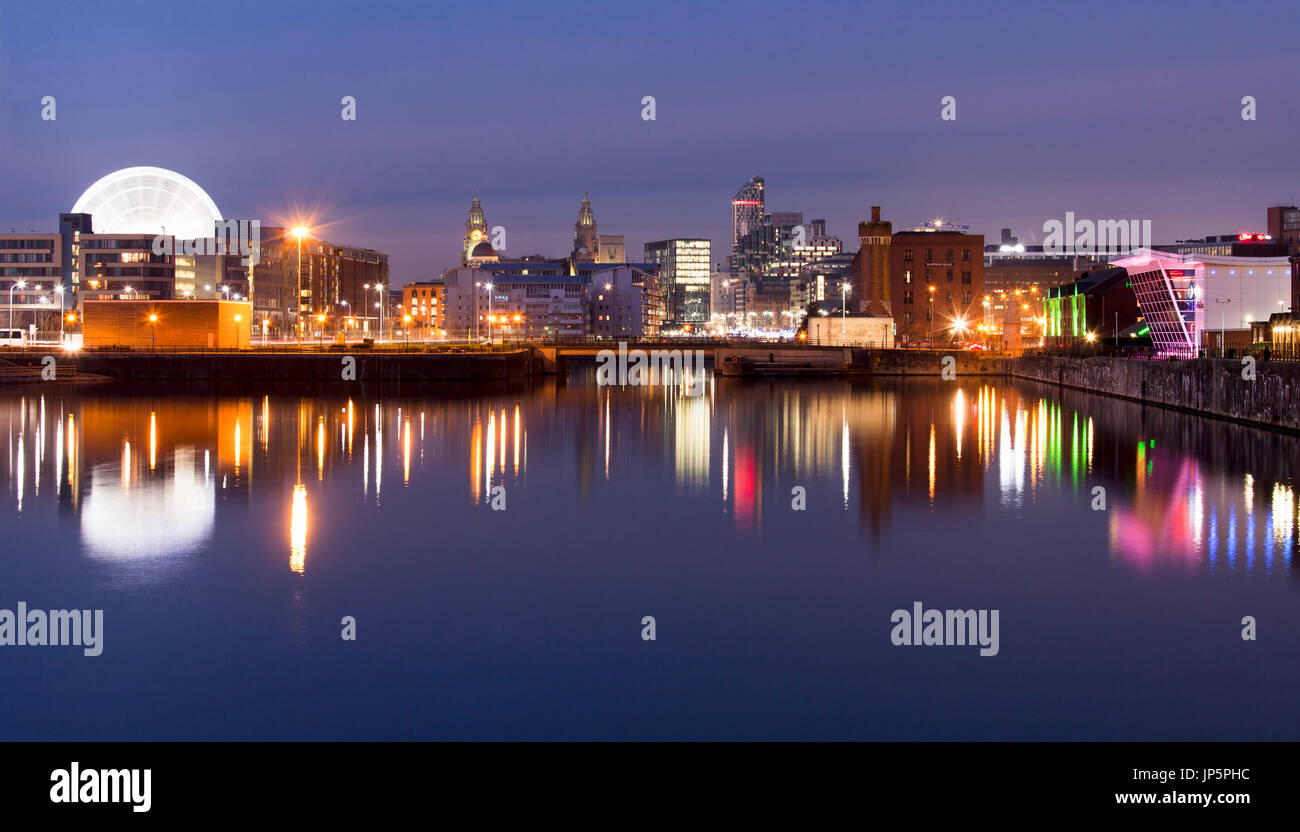 Panorama von Liverpool in der Nacht vom Queens Dock Blick nach Norden in Richtung der Albert Dock und der Pier Head. Stockfoto