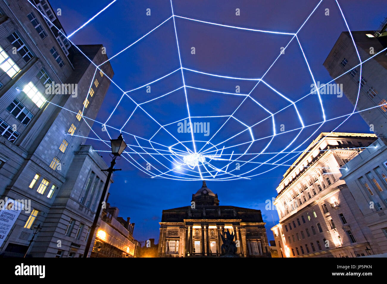 Ai Weiwei Spinne leuchtet auf der Rückseite des Liverpool Town Hall, ein Highlight für die Liverpool Biennale 2003 Exchange Fahnen. Stockfoto
