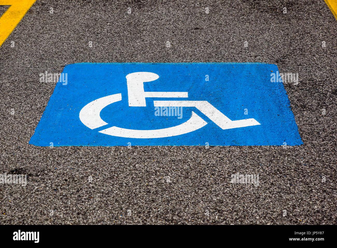 Behinderung-Symbol gemalt auf dem Boden auf Parkplatz Stockfoto