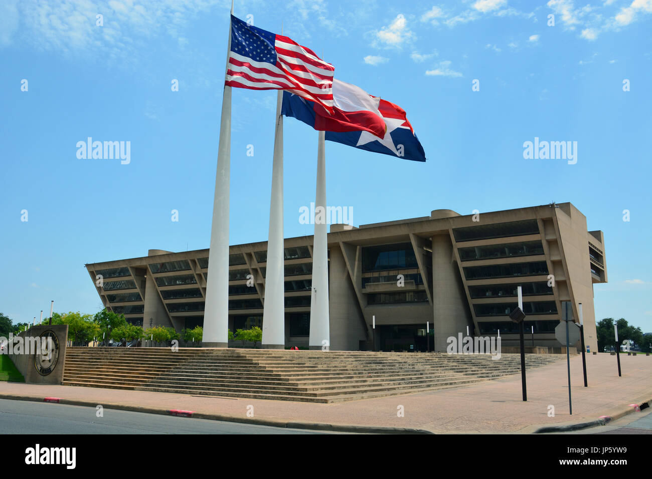 Die amerikanischen, Texas und Stadt Dallas Fahnen wehen im Wind außerhalb der Dallas City Hall von I.M. Pei entworfen. Stockfoto