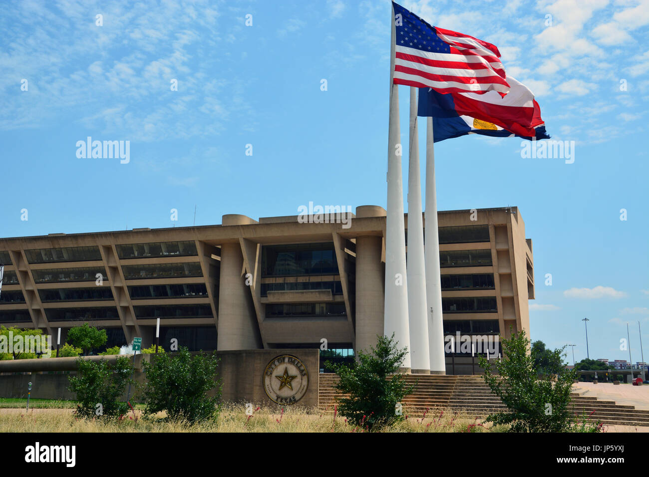 Die amerikanischen, Texas und Stadt Dallas Fahnen wehen im Wind außerhalb der Dallas City Hall von I.M. Pei entworfen. Stockfoto