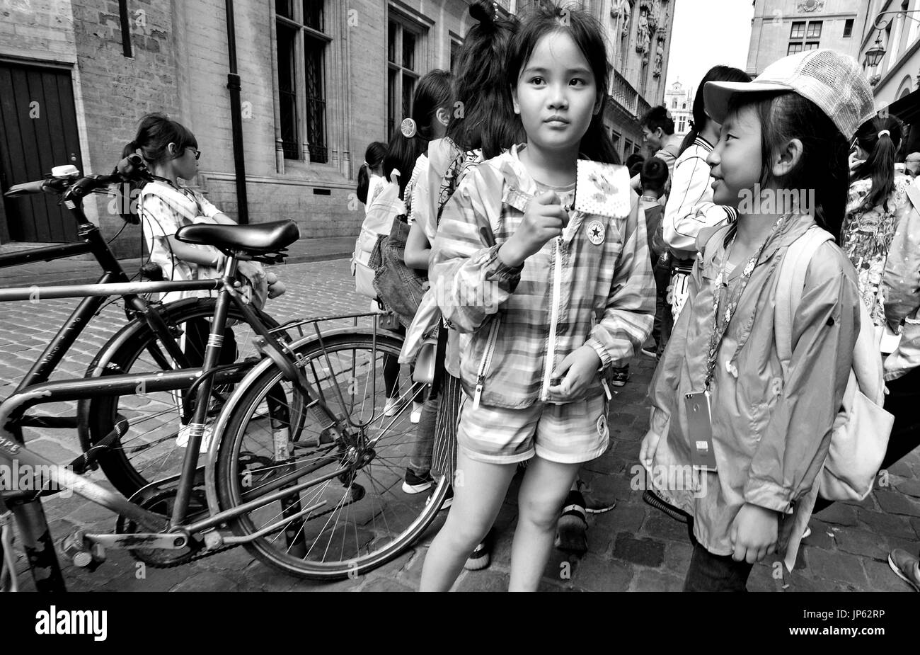 Brüssel, Belgien. Chinesische Kinder auf einer organisierten Reise im Zentrum von Brüssel Stockfoto