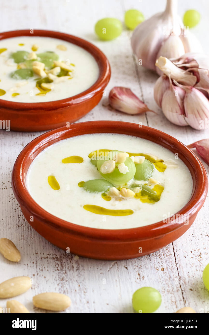 Ajoblanco spanische Knoblauchsuppe Stockfoto