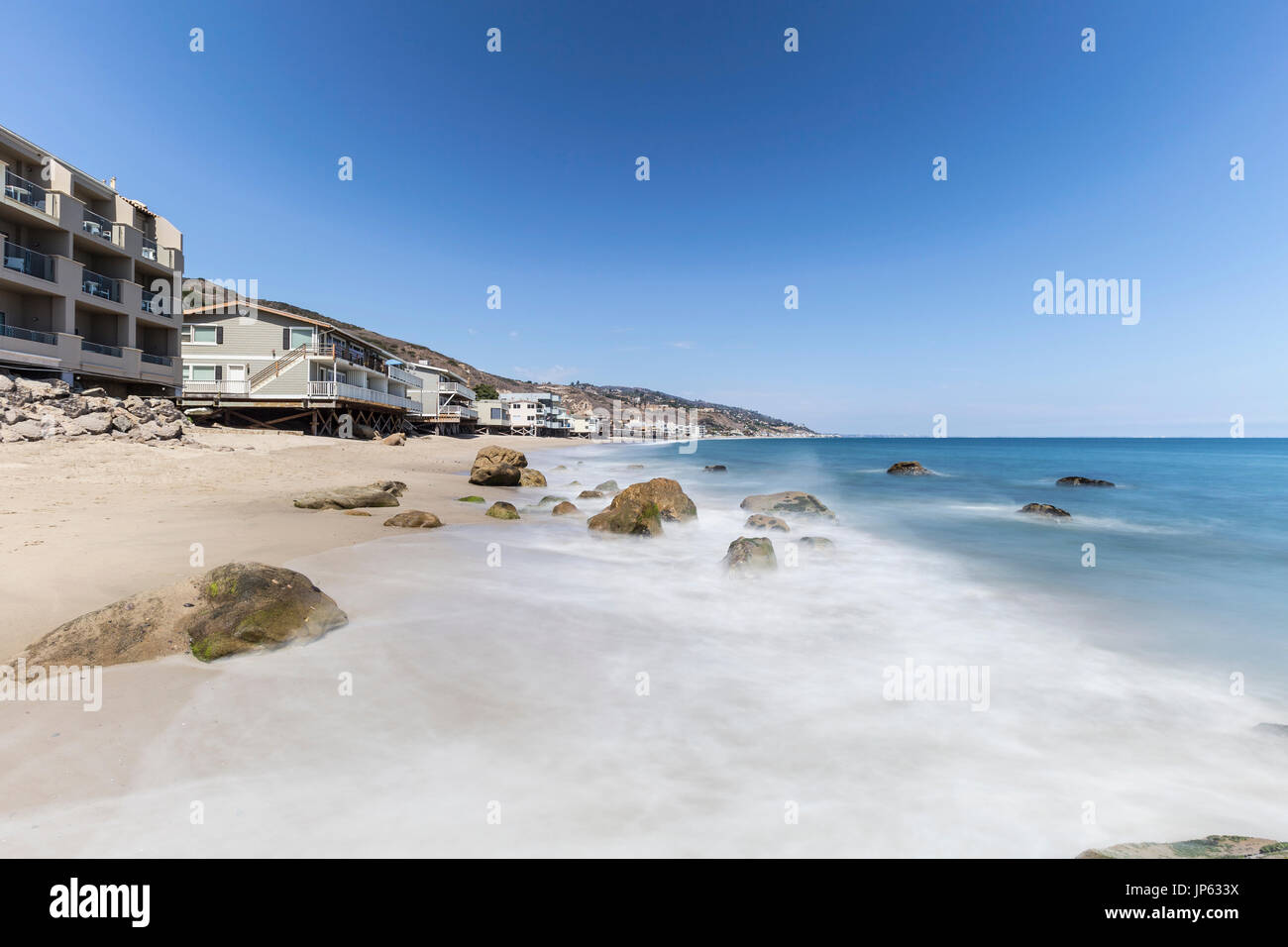 Malibu Beach-Häuser mit Motion blur Surf in der Nähe von Los Angeles in Südkalifornien. Stockfoto