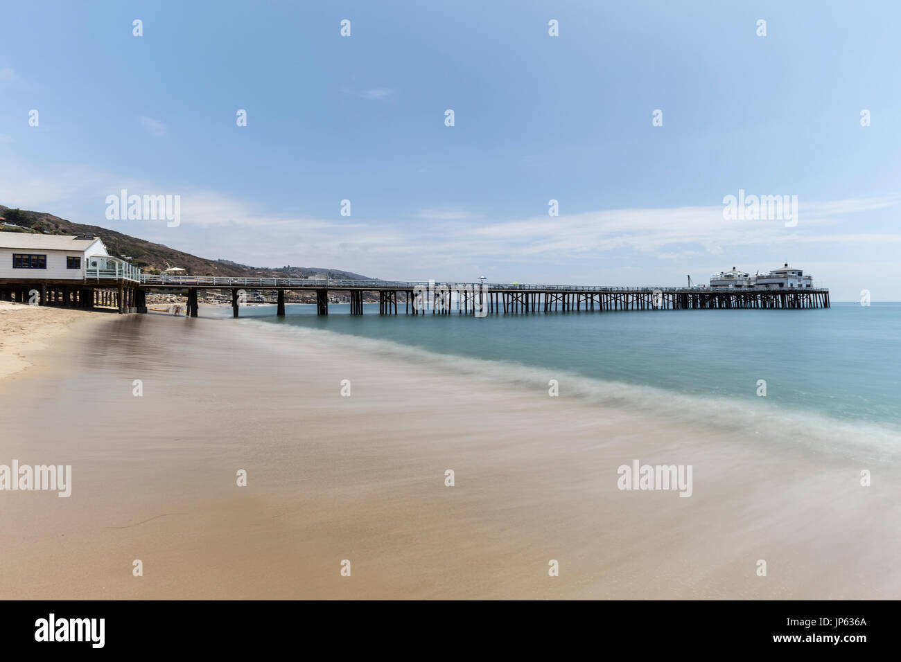 Malibu Pier Strand mit Motion blur pazifischen Ozeanwasser in der Nähe von Los Angeles in Südkalifornien. Stockfoto