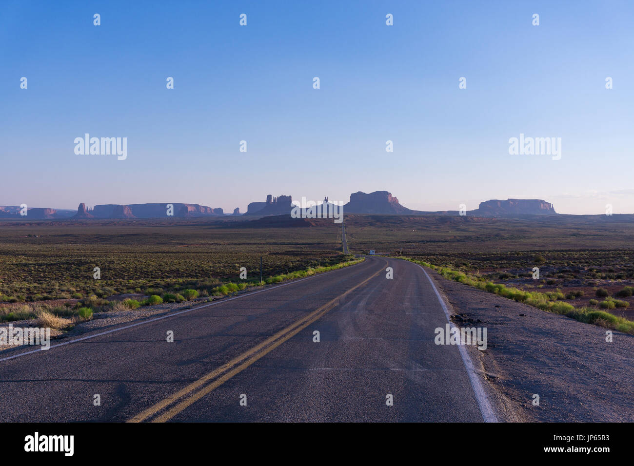Monument Valley ist eines der berühmtesten Wahrzeichen im südwestlichen uns. Es erschien in dem Film Forest Gump. Stockfoto