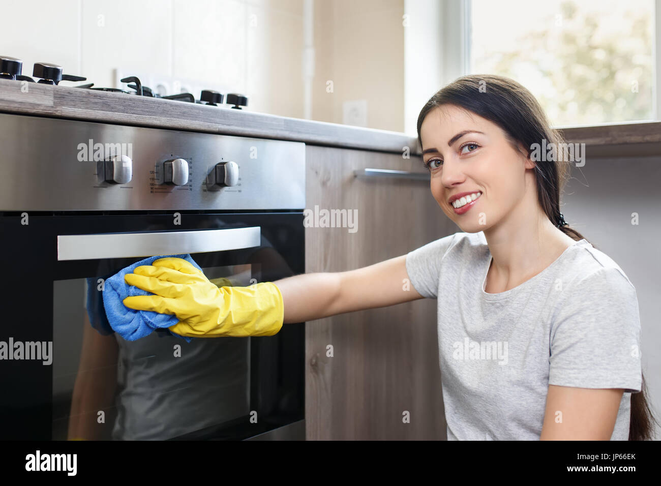 Frau Reinigung Küche Stockfoto