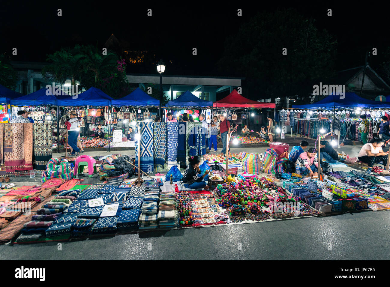 LUANG PRABANG, LAOS - 11. März 2017: Horizontale Bild der lokalen Bevölkerung mit Souvenirs auf dem Nachtmarkt Sisavangvong Road, befindet sich in der ol Stockfoto