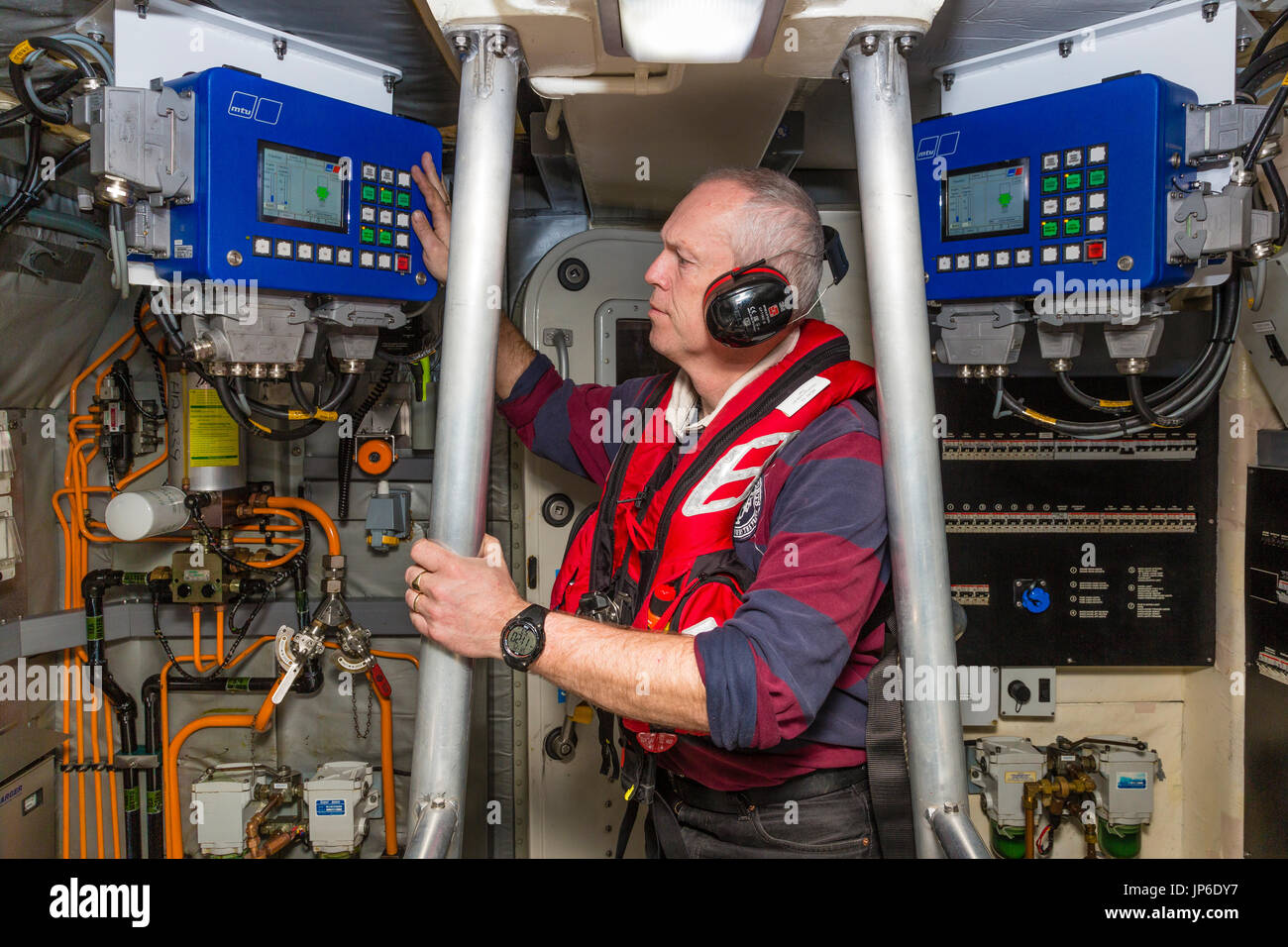 RNLI Lifeboat Maschinenraum und Ingenieur Stockfoto