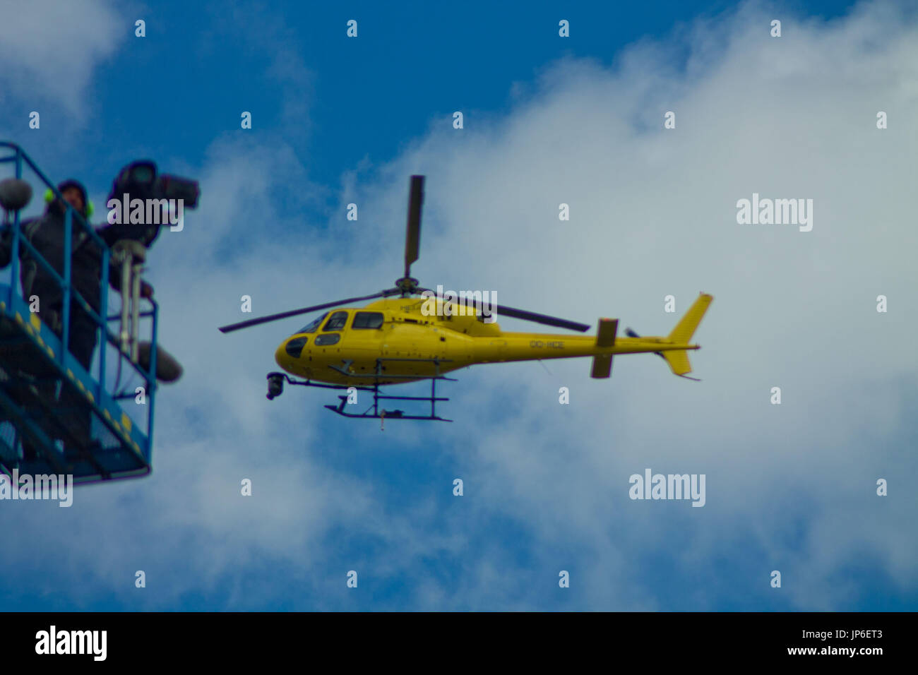 TV-Hubschrauber fliegt vorbei an Kameramann Stockfoto
