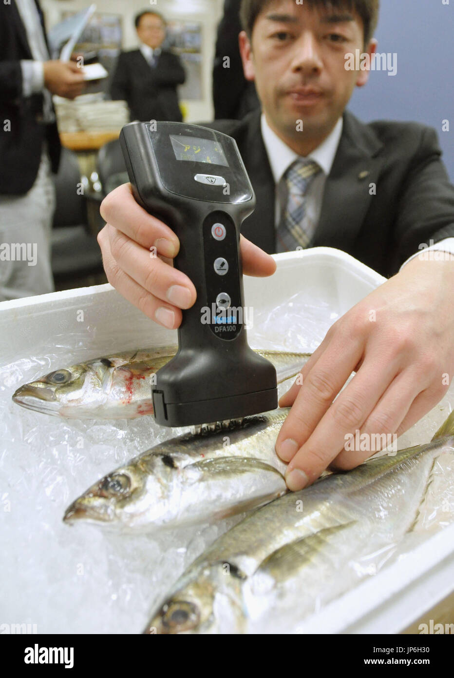 Die Regierung der Präfektur Nagasaki enthüllt am 18. Februar 2015, eine einfach zu bedienende Gerät, Messung Fisch Fettgehalt, die Schmackhaftigkeit bestimmt. Von Nagasaki und Chiba Präfekturen und Nagasaki University gemeinsam entwickelte, war der Analyzer zum Verkauf setzen, durch die Messung der Instrumentenbauer Yamato Scale Co. am 19. Februar. (Kyodo) == Kyodo Stockfoto