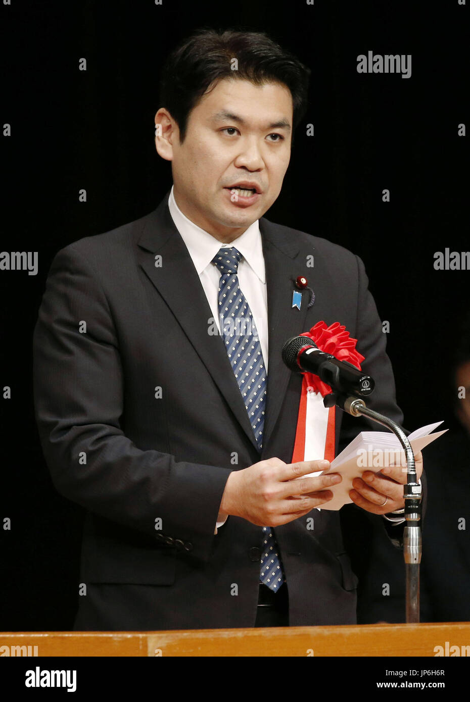 Yohei Matsumoto, Japan Cabinet Office parlamentarischer Staatssekretär, befasst sich mit die 10. jährlichen "Takeshima Day" Zeremonie am 22. Februar 2015 von der Shimane-Präfektur Regierung in der Präfektur Hauptstadt Matsue veranstalteten. Japan und Südkorea einfordern Souveränität über eine Gruppe von kleinen Inseln aus der Präfektur. Südkorea, das die Inseln Dokdo nennt, verwaltet jetzt sie. (Kyodo) == Kyodo Stockfoto