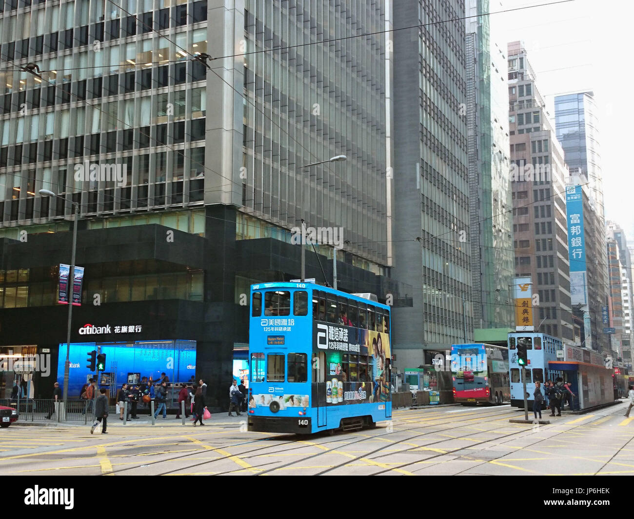 Eine Straße im zentralen Bankenviertel in Hongkong zeigt dieses Foto, aufgenommen am 23. Januar 2015. In dem Bemühen, globalen Wettbewerb unter den Finanzmärkten bestehen betont Hong Kong seiner einfachen Zugang zu den chinesischen Yuan-Markt für Investoren außerhalb der Festland. (Kyodo) == Kyodo Stockfoto