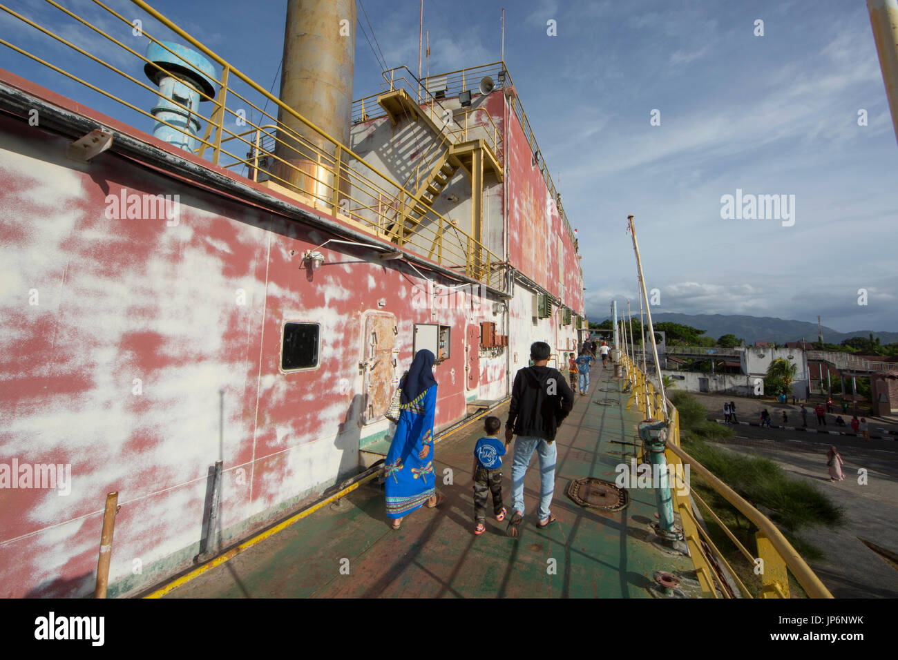 Kinder erkunden das Apung elektrischen Generator Schiff, zog einige Kilometer landeinwärts vom 2004 Tsunami in Banda Aceh, Indonesien Stockfoto