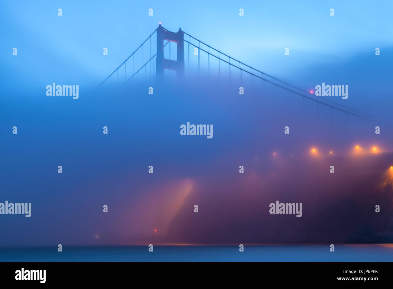 Einbruch der Dunkelheit als Nebel bedeckt Teil der Golden Gate Bridge in San Francisco, Kalifornien. Stockfoto
