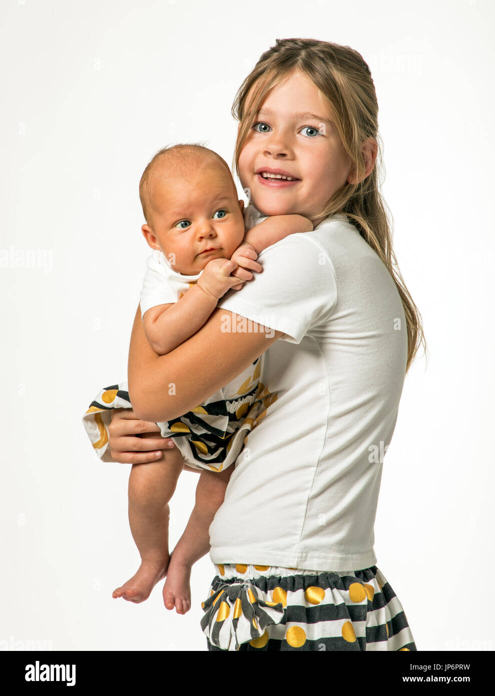 Studio-Porträt der 7-jährige Mädchen halten 7 Wochen altes baby Stockfoto