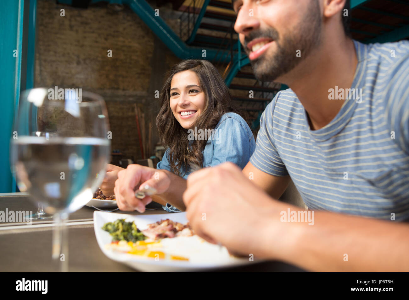 Paare, Mittagessen am rustikalen Gourmet-restaurant Stockfoto