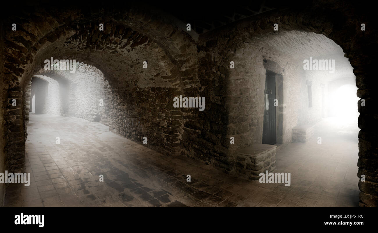 Kreuzung Gassen in einer mittelalterlichen Stadt. Nebligen Tag Stockfoto