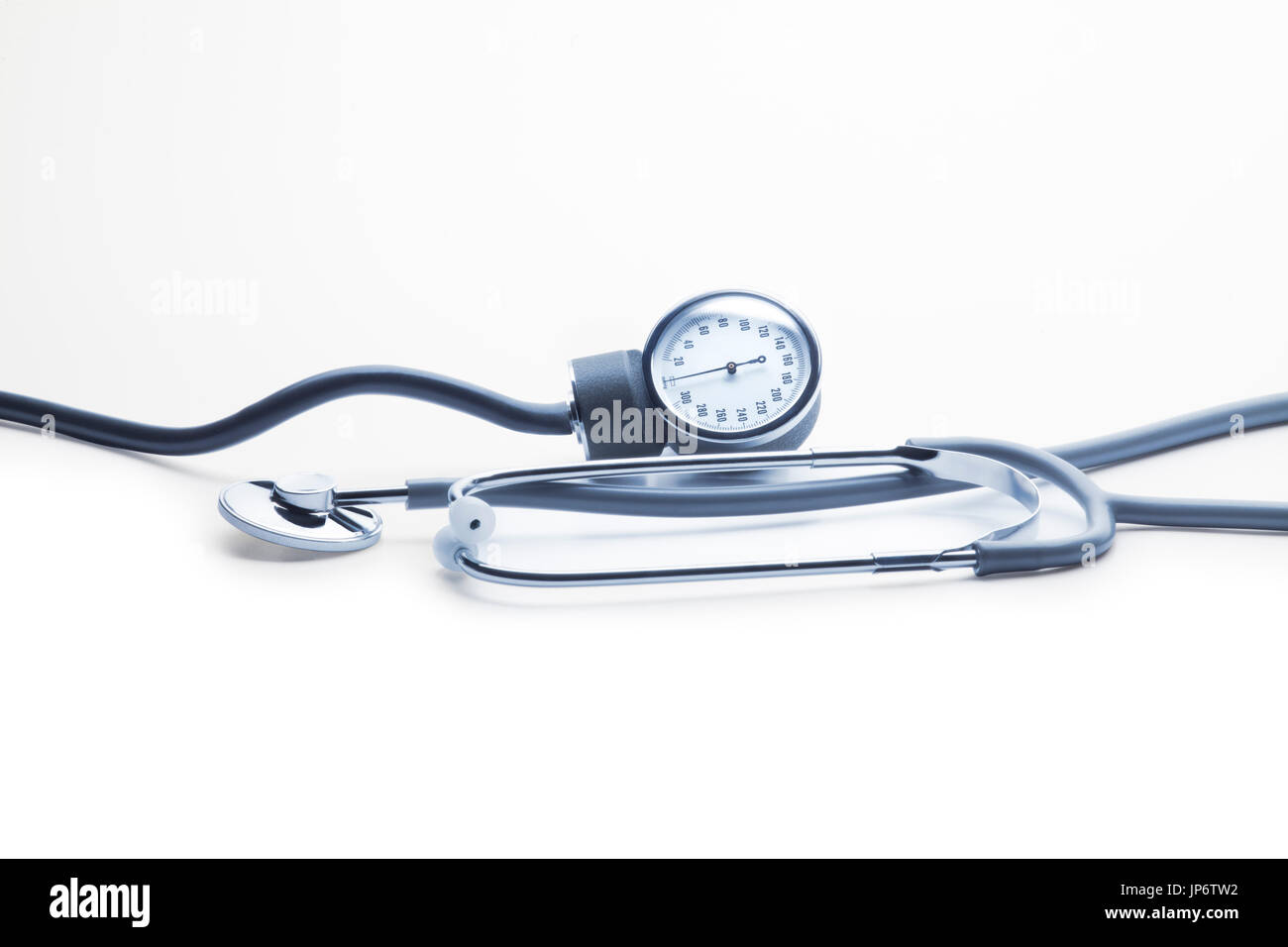 Blutdruck-Kit vor weißem Hintergrund. Manometer und Stethoskop. Horizontal-set für die banner Stockfoto
