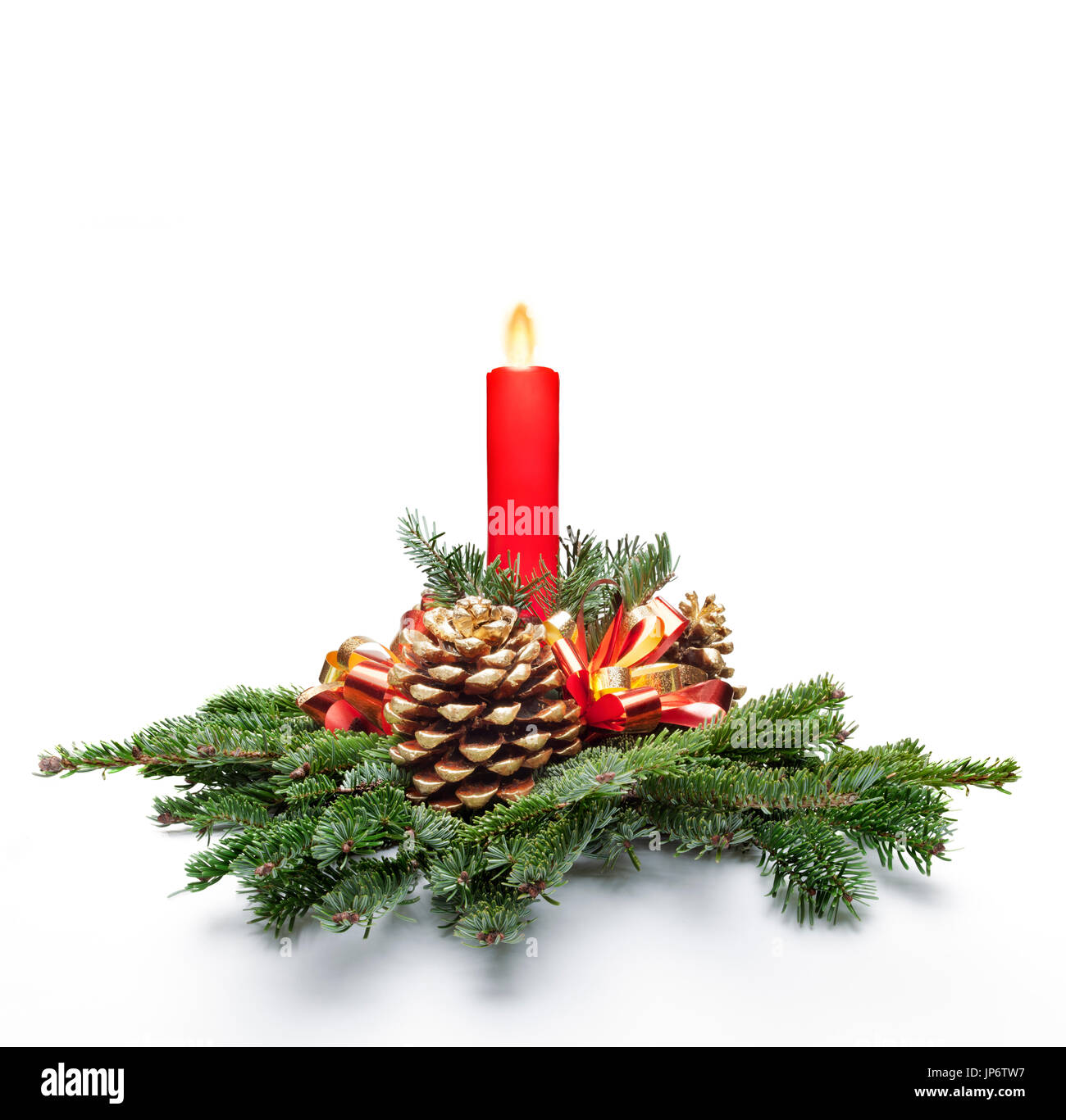 Weihnachten Tafelaufsatz mit einer roten Farbe Kerze angezündet und Tanne lässt. Weißen Hintergrund. Stockfoto
