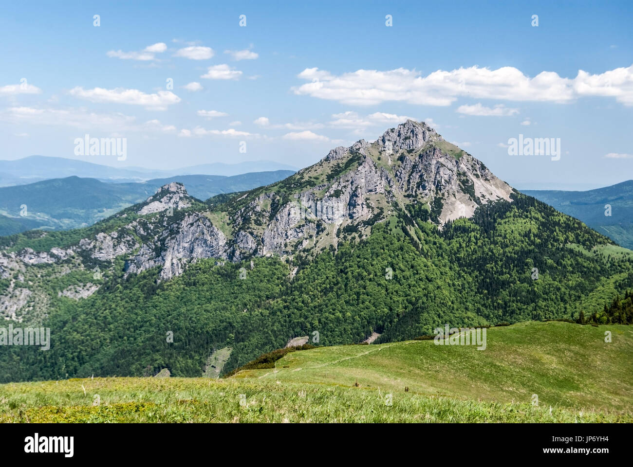 Maly Rozsutec und Velký Rozsutec felsigen Dolomitian Hügel mit niedrigeren Bergrücken zwischen Steny und Poludnovy Grun Hügeln mit Wanderweg in Mala Fett Stockfoto