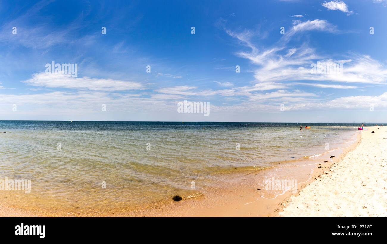 Panorama von Wasser und Himmel. Sonnige Sommer Hitzewelle Tag Brighton Beach Melbourne Australien Stockfoto