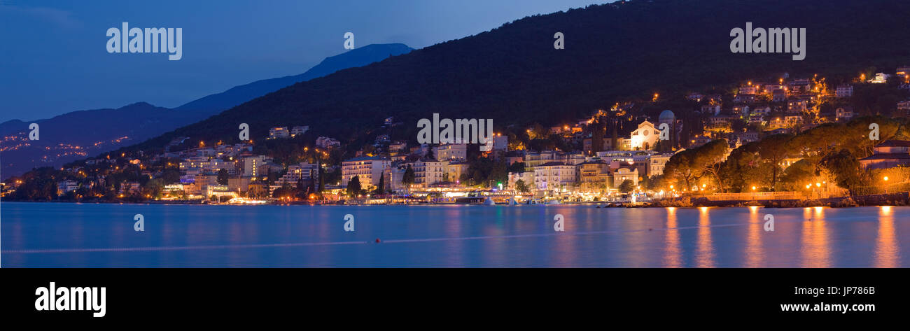 Nacht Panorama der Stadt Opatija Kroatien Stockfoto