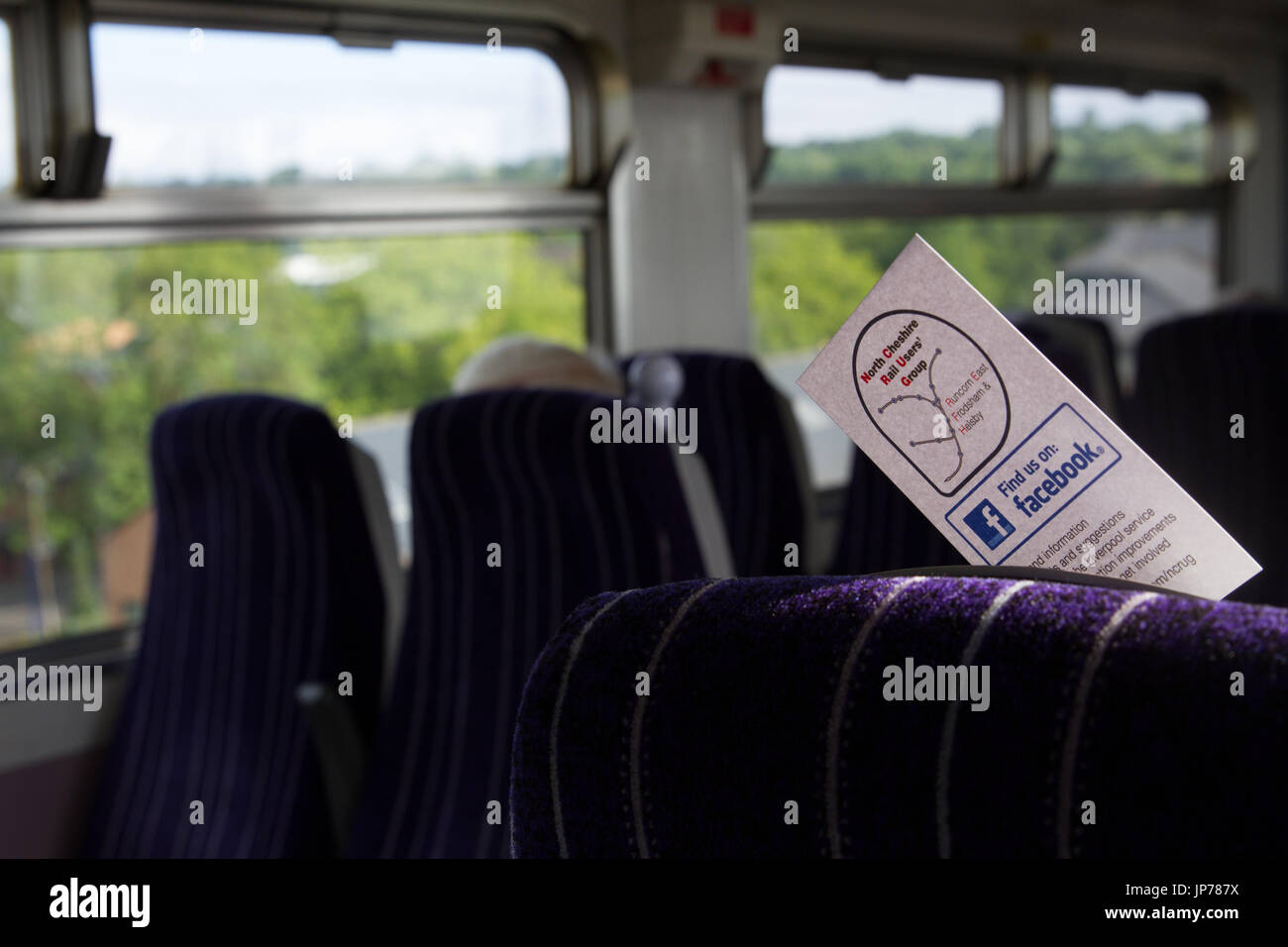 Nördlichen Zug Innenraum mit Marketing-Karte für die Benutzergruppe North Cheshire Rail - finden Sie uns auf Facebook-Logo in der Rückenlehne und die Aussicht aus dem Zug. Stockfoto