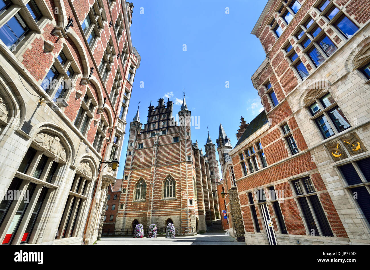 Antwerpen, Belgien. Vleeshuis / Fleischerhalle (1504: Herman de Waghemakere) von Vleeshuisstraat (Straße) Guildhall mit Bänken für 62 Metzger t gesehen Stockfoto