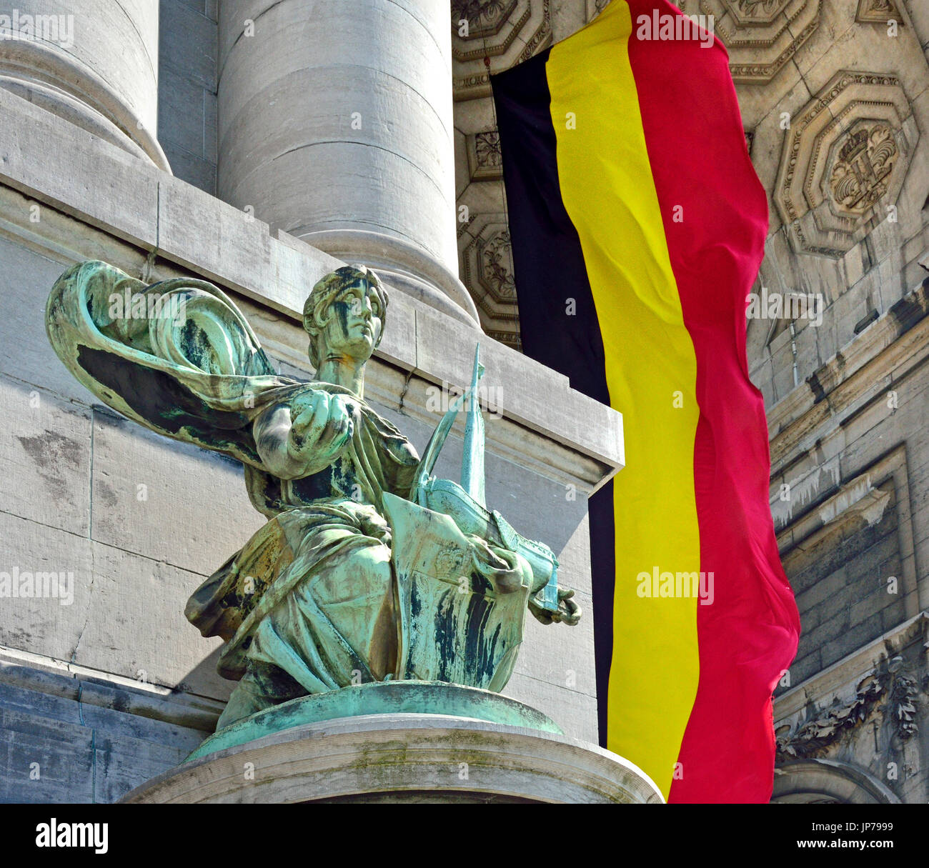 Brüssel, Belgien. Parc du Cinquantenaire / Jubelpark. Arc du Cinquantenaire / Triumphal arch (1905) Statue darstellt "Anvers" und die belgische Flagge Stockfoto