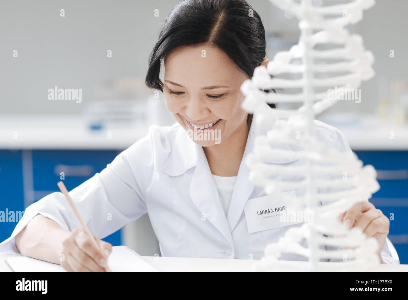 Glücklich biologische Ingenieur einen Bericht zu schreiben Stockfoto