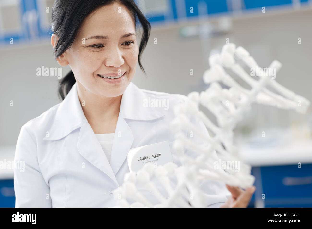 Freudige genetische Forscher bei der Arbeit Stockfoto
