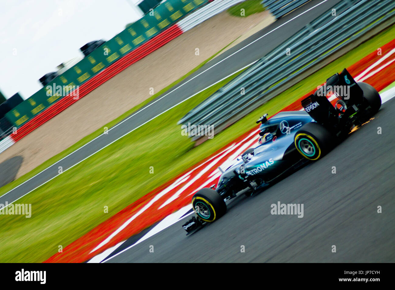 bei der die erste Ecke des Grand Prix von Silverstone circuit während der 2016 britischen Formel 1 Grand Prix Stockfoto