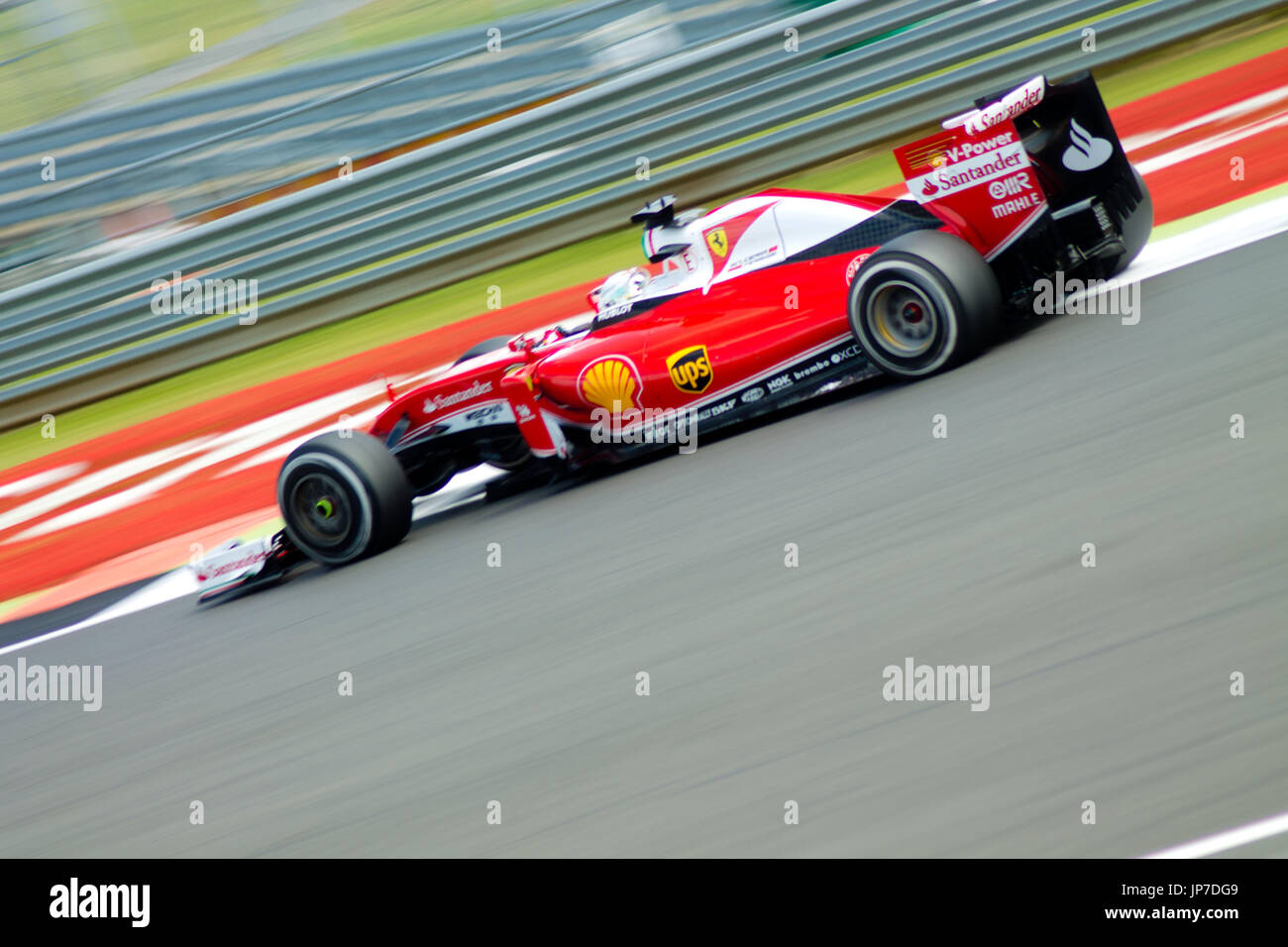 Sebastian Vettel auf die die erste Ecke des Grand Prix von Silverstone circuit während der 2016 britischen Formel 1 Grand Prix Stockfoto