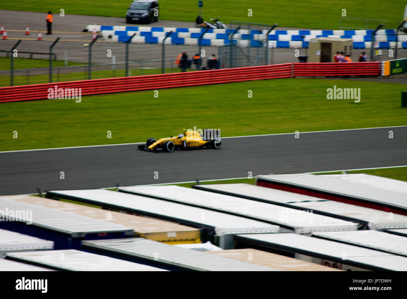 Joylon Palmer in seinem 2016 Renault F1-Auto auf die Bügel gerade auf den Grand Prix in Silverstone Stockfoto