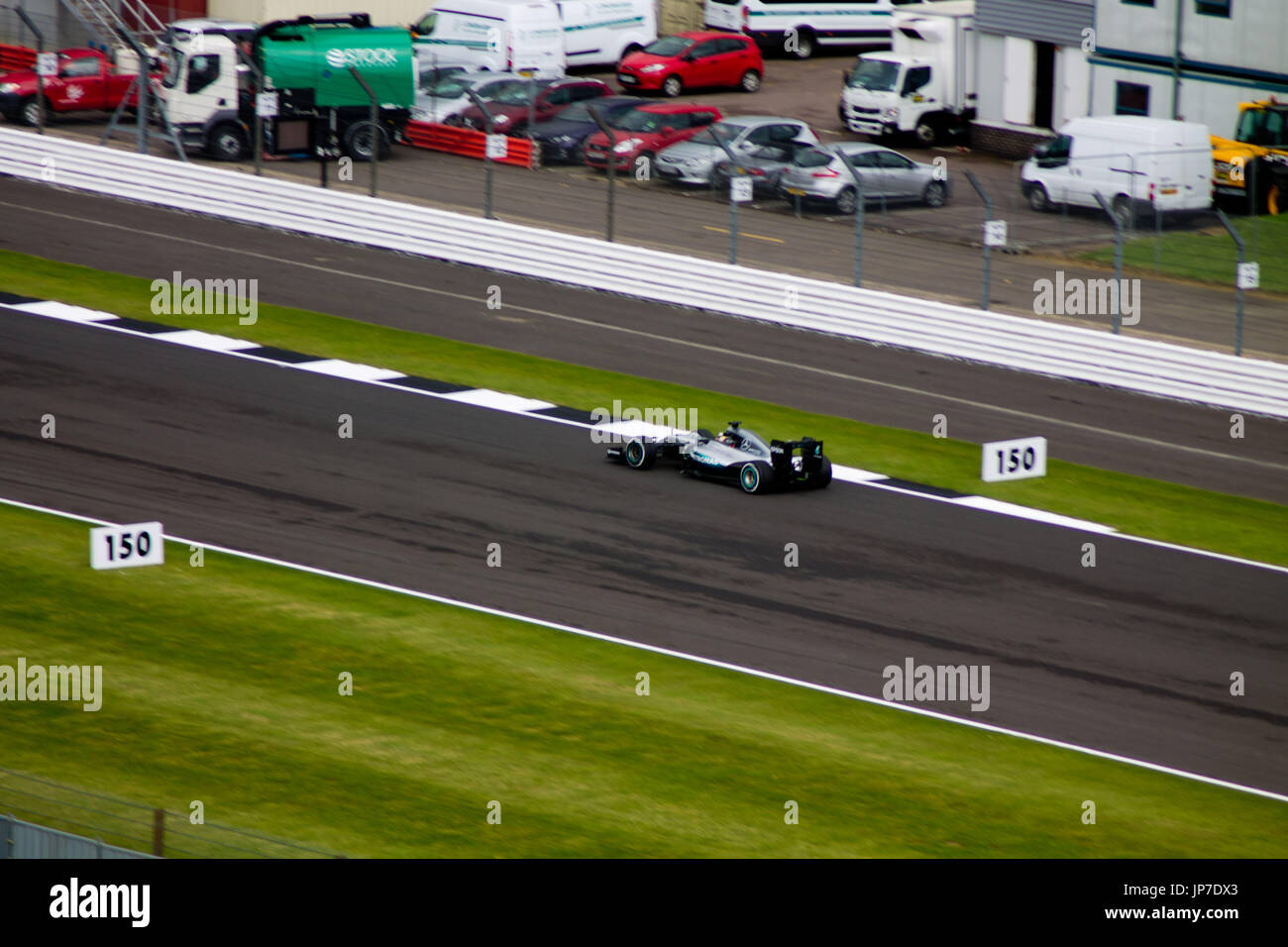 Lewis Hamilton in seinem 2016 Mercedes F1-Auto am Ende der Bügel gerade vor Luffield Ecke Sliverstone Stockfoto